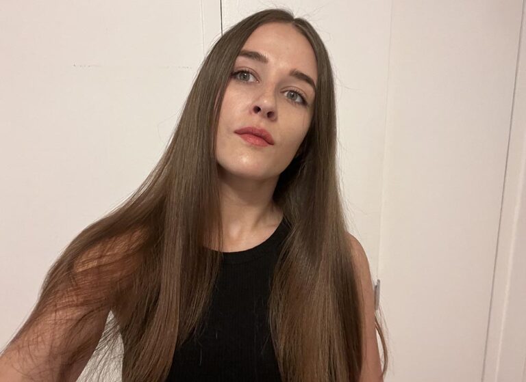 How to Nail The Glass Hair Trend, Even With Dry and Damaged Hair