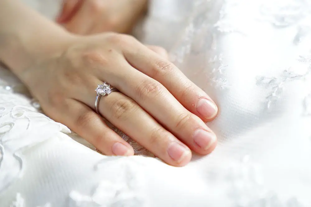 Top Tips To Take The Best Engagement Ring Selfie