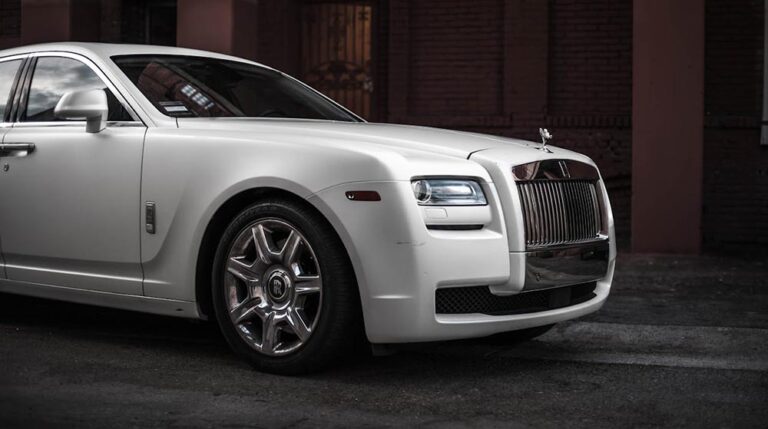 How to Enjoy the Luxury of a Car like in the Movies When Renting a Car in the UAE