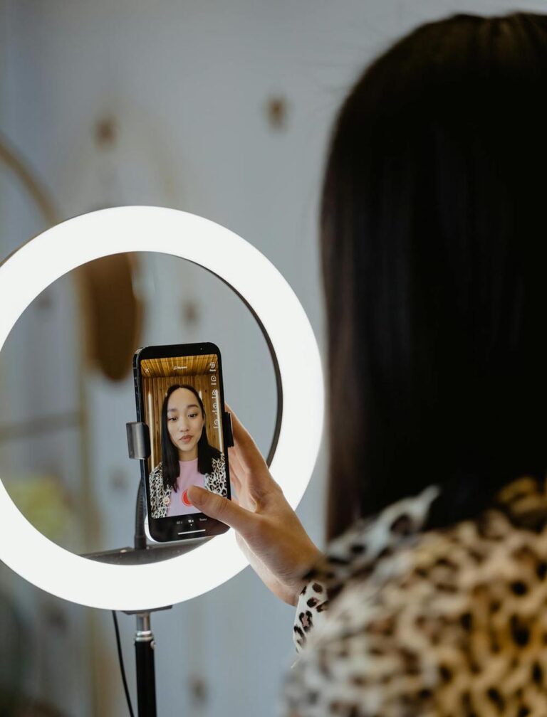 The Art of Editing for Instagram and TikTok: Keeping Viewers Hooked