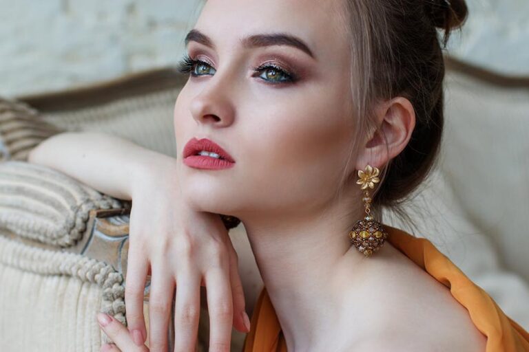 Top 5 Jewelry Wearing Styles to Elevate Your Look with Headbands, Choker Necklaces, and Pearl Drop Earrings