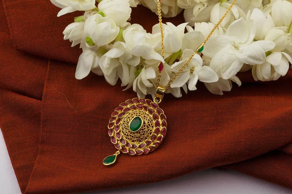 How to Choose Keepsake Urn Jewelry for Memorial in 2025