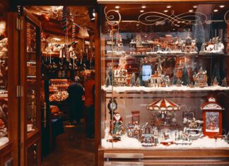 How to Create a Stunning Christmas Window Display