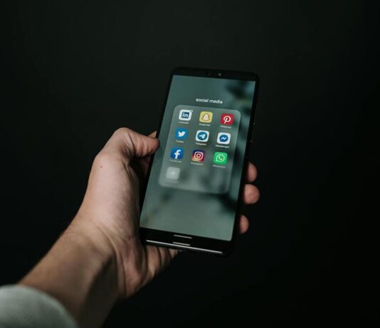 Understanding Privacy in Social Media: How Anonymous Story Viewing Protects Your Digital Footprint