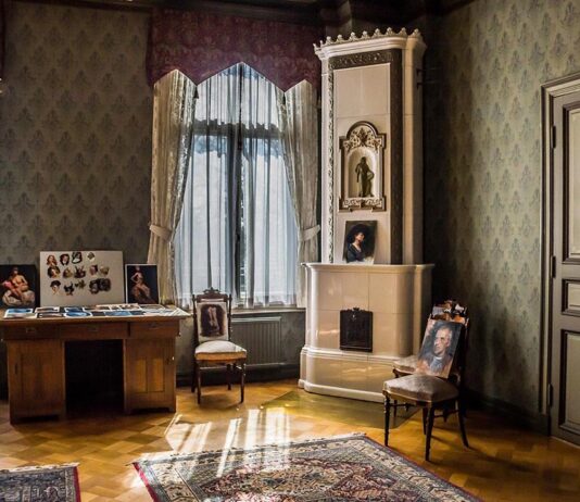 The Most Memorable Furniture Pieces Seen In fashion show: When Design Walks the Runway