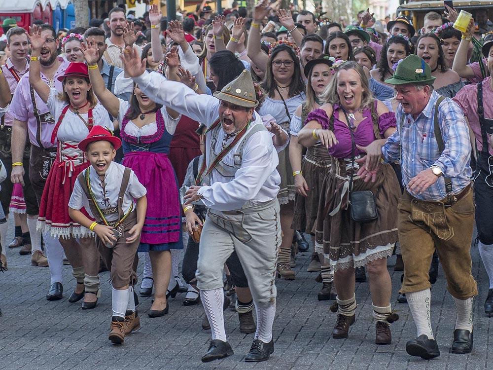 How to Wear Lederhosen for Weddings or Cultural Events ?