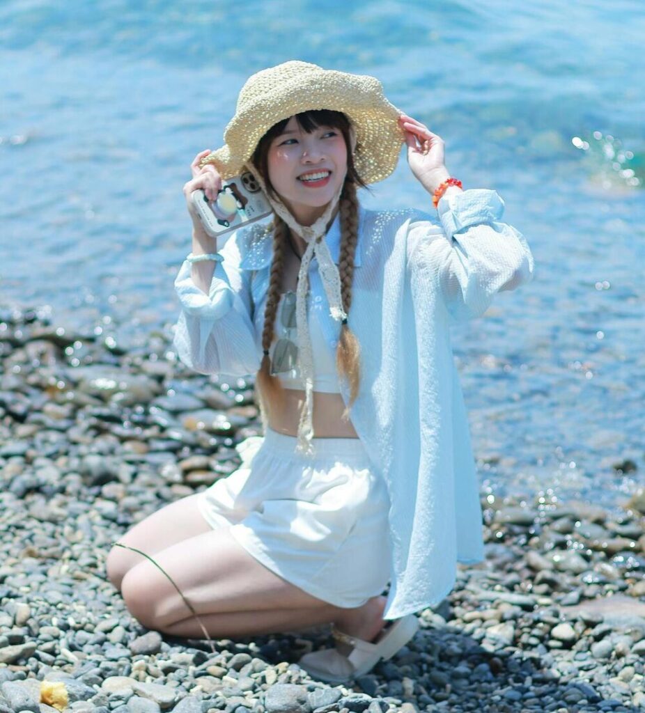 How to Build the Perfect Beach Day Outfit Without Overpacking