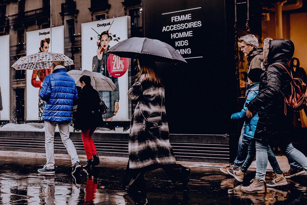 What Shapes Fashion Choices in Canada During Global Fashion Week Seasons