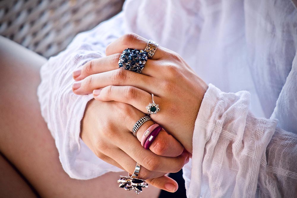 From Desk to Dinner: Transforming Your Everyday Look With the Right Accessories