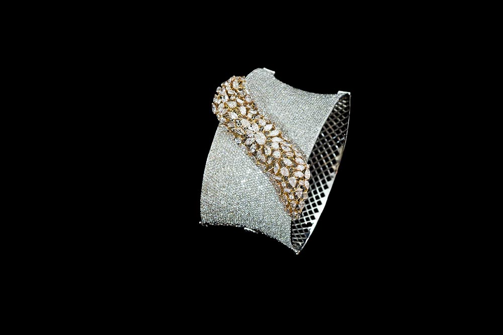 The New Runway Standard: How Handset Moissanite Bracelets Replaced Heavy Diamond Tennis Stacks in Modern Street Tailoring