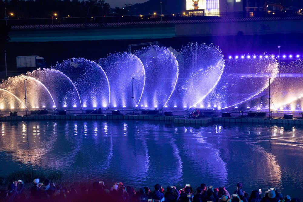 Water Screen Performances: When Fashion, Projection and Water Share the Runway