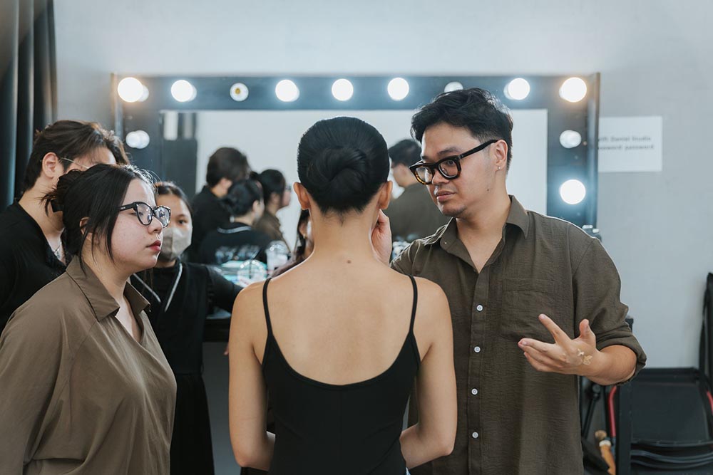 How to Keep Backstage Organized During a Fashion Show